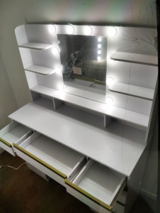 Photo de galerie - Montage d'une coiffeuse 
