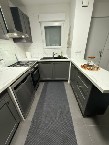 Photo de galerie - Montage et installation de cuisine : meubles, plan de travail et finitions. Travail soigné et précis.