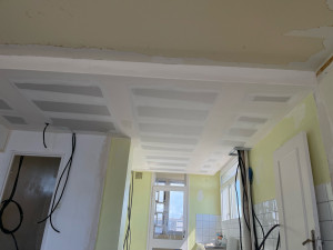 Photo de galerie - Pose du placo et bandes sur un plafond 