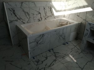 Photo de galerie - Salle de bain sol et mur et installation baignoire et lavabo double  vasque 