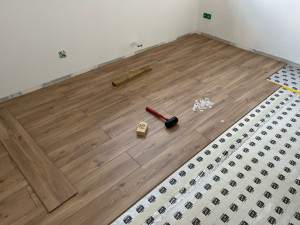 Photo de galerie - Parquet flottant dans une chambre 