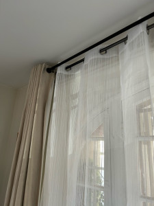 Photo de galerie - Pose d’une tringle à rideaux double. 