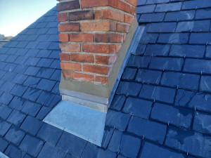 Photo de galerie - Abergement de cheminée sur ardoises naturelles 