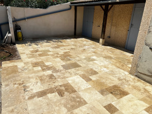 Photo de galerie - Terrasse en travertin opus 