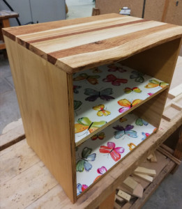 Photo de galerie - Fabrication d'un petit meuble à chaussure en contre-plaqué de peuplier et tablette bois 