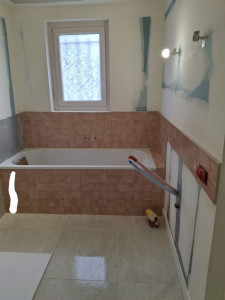 Photo de galerie -  pose zellige 10x10 et joints crème avec un habillage de baignoire et une trappe de visite 