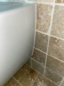 Photo de galerie - Pose toilette suspendu finition du joint silicone 