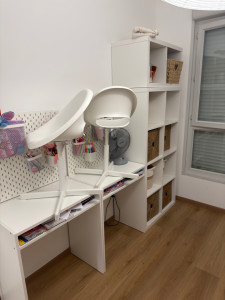 Photo de galerie - Montage de bureau et chaise IKEA et  accroche tablette skadis de chez IKEA au murs , montage de bibliothèque à côté 