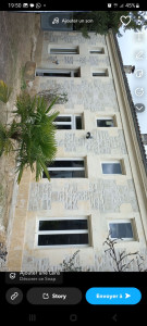 Photo de galerie - Réalisation d'une façade en moellons et entourage en pierre de taille ponçer et rejointer.