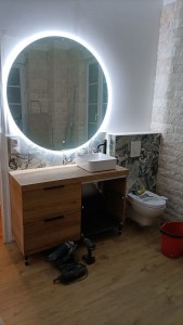 Photo de galerie - Rénovation complète de ma salle de bain 
électricité neuve, plomberie neuve, pose d'un toilette suspendu, pose d'un meuble de salle de bain, du miroir, carrelage au mur, pierre de parement au mur, création d'une douche et parquet au sol