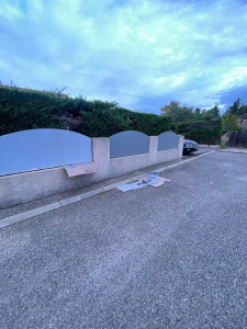 Photo de galerie - Ponçage et mise en peinture barrières / portail 