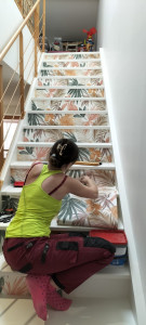 Photo de galerie - Pose d'une tapisserie à raccord sur les contremarches d'un escaliers pour un rendu unique et peinture des marches.