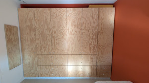 Photo de galerie - Fabrication et installation d'un dressing sur mesure avec des portes en contre plaqué Batipin.