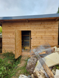 Photo de galerie - Construction d'un cabanon isolé et aménagée pour accueillir des animaux (rongeurs)
