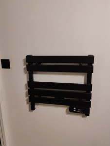 Photo de galerie - Pose d’un sèche-serviettes murale – installation sécurisée, raccordement soigné et finition propre pour un rendu esthétique et fonctionnel.