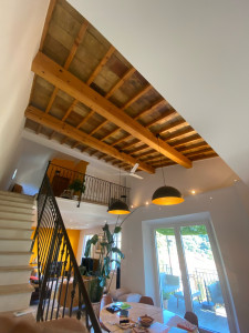 Photo de galerie - Peinture, bois et vernis, poutre et traitement de la terre cuite au plafond