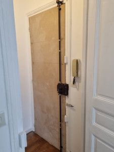 Photo de galerie - Pose taule en bois + serrure  mottura 3points