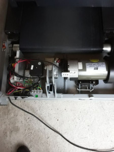 Photo de galerie - Moteur et platine électronique d'un tapis de course 