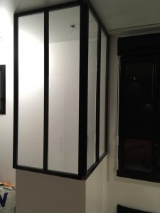 Photo de galerie - Découpage de l'espace, et création d'une verrière pour séparer la douche de la chambre, dans une suite parentale.