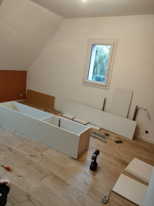Photo de galerie - Pose de parquet + plinthes 
Enduit et peinture
Montage meuble