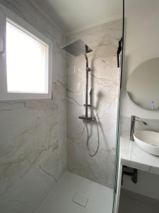 Photo de galerie - Rénovation complète d'une salle de douche en plaque pVC tendance du moment. ( modification plomberie, electrique, placo, peinture plafond, meuble,..)