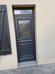 Photo de galerie - Changement d’une porte d’entrée en bois par une porte alu en dépose totale 