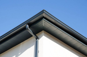 Photo de galerie - Pose de bandeau en aluminium et gouttière en aluminium sous face en PVC