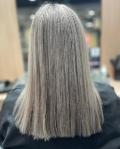 Photo de galerie - Balayage extra fins blanc/ gris 