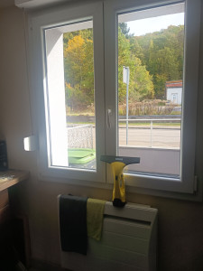 Photo de galerie - Nettoyage de vitres . Rien de tel qu’une fenêtre bien propre pour laisser entrer la lumière et redonner de l’éclat à la pièce.
