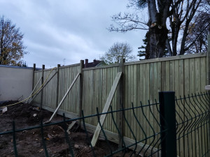 Photo de galerie - Réalisation d'une clôture de panneaux de bois