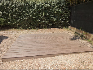 Photo de galerie - Pose d’une terrasse en bois composite sur plots réglables.