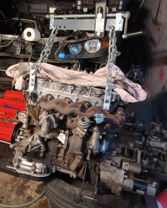 Photo de galerie - Dépose moteur pour remplacement kit chaine de distribution Nissan Almera