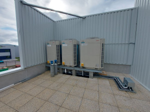 Photo de galerie - Groupes extérieurs Atlantic Fujitsu climatisation, VRV système
 Travaux Installation tertiaire 
Installation tertiaire 