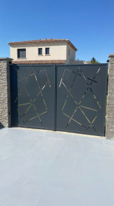 Photo de galerie - Création d'un portail battant de 3M par 2 , Fabrication , pose et peinture complète  