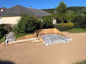 Photo de galerie - Réalisation d’un mur en traverse paysagère et d’une dalle pour un futur jacuzzi 