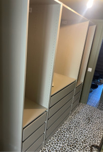 Photo de galerie - Montage d’une étagère IKEA