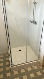 Photo de galerie - Robinetterie puis paroi de douche