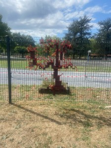 Photo de galerie - Pixel art d’arbre en tissus sur grillage réalisée à l’école