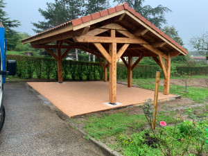 Photo de galerie - Aménagement d’un carport en plaque stabilisatrice avec du gravier coloré 