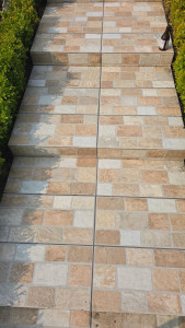 Photo de galerie - Après -nettoyage d'escalier de terrasse 
incrusté inefficace avec d'autres matériel type karcher k7.
nilfisk 200bars!