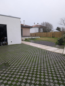 Photo de galerie - Dalles engazonnées et dalles grès cérame 