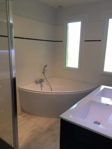 Photo de galerie - Création d une salle de bain avec baignoire douche meuble vasque et carrelage 