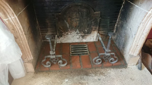 Photo de galerie - Réfection de la base d'un foyer ouvert d'une cheminée. 