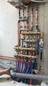 Photo de galerie - Installation d’une chaudière gaz et collecteurs d’eau chaude et froide