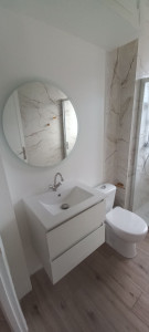 Photo de galerie - - Pose du meuble vasque
- Mise en place de la robinetterie
- Installation du miroir et de l’éclairage
- Pose du WC
- Raccordement du WC 
- Pose des accessoires de salle de bain
