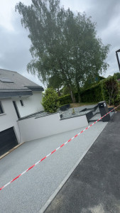 Photo de galerie - Création d’une allée en marche avec des palis ainsi qu’une retenue de terre. création de massif 