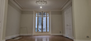 Photo de galerie - Rosaces , corniches et murs fissurés . Travaux
 de préparation sur la totalité , pose d'une toile de rénovation sur plafonds et murs . Peinture velours sur les murs et boiseries. 