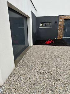 Photo de galerie - Terrassement pour une allée en alvéole avec pose de chaînettes pavés  