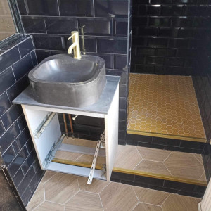 Photo de galerie - Rénovation de salle de bain - parquet, carrelage, lavabo 