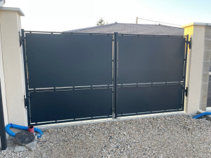 Photo de galerie - Installation d’une motorisation sur un portail 2V sans moteur